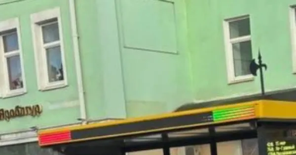 Мужчина спит на скамейке в остановочном павильоне на улице Первомайской в Ярославле