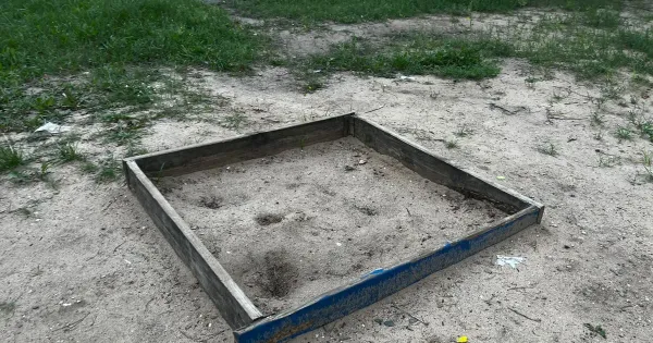 Во дворе на Шевелюхе 18 лет нет детской площадки: жители просят помощи